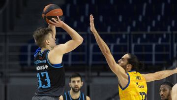 Dovydas Giedraitis lanza ante la defensa de Beirán durante el Movistar Estudiantes - Herbalife Gran Canaria.