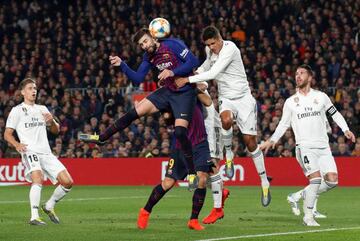 Piqué, ante Varane, en el último Clásico.