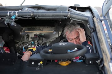 El piloto Carlos Sainz reacciona a su llegada al campamento tras sufrir un accidente durante la segunda etapa.