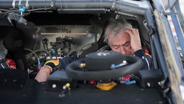 El piloto Carlos Sainz reacciona a su llegada al campamento tras sufrir un accidente durante la segunda etapa.