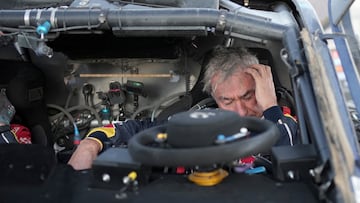 El piloto Carlos Sainz reacciona a su llegada al campamento tras sufrir un accidente durante la segunda etapa.