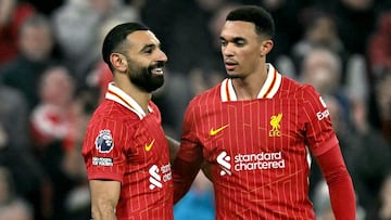 Salah y Alexander-Arnold se saludan durante un partido del Liverpool esta temporada.