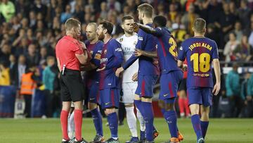 Los jugadores del Barcelona, recriminándole una acción al árbitro, Hernández Hernández.