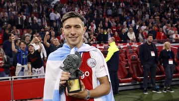 AMSTERDAM - (lr) Lisandro Martinez of Ajax with the Rinus Michels award (player of the year) after winning the 36th Dutch Eredivisie title after the Eredivisie match between Ajax and sc Heerenveen in the Johan Cruijff ArenA on 11 May 2022 in Amsterdam, The Netherlands. ANP MAURICE VAN STEEN (Photo by ANP via Getty Images)