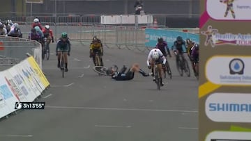 La extraña caída de una ciclista en el sprint final que impacta las redes