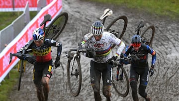 Wout Van Aert y Mathieu Van Der Poel, durante una carrera de ciclocross.