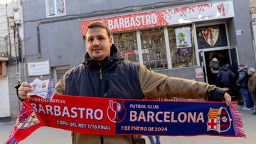Un socio del Barbastro con la entrada y la bufanda del partido contra el Barça.