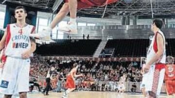 <b>ARROLLÓ. </b>Aguilar descarga toda su adrenalina colgándose del aro croata en una de sus canastas.