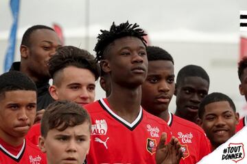 Camavinga, aún con 14 años, antes de un partido de la cantera.