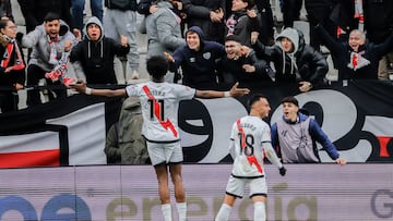 MADRID, 26/01/2025.- El centrocampista de Angola del Rayo Vallecano Randy Nteka (i), celebra su primer gol durante el partido de la jornada 21 de LaLiga disputado entre el Rayo Vallecano y el Girona este domingo en el estadio de Vallecas. EFE/Zipi Aragón