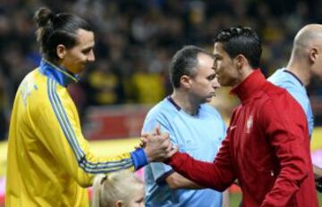 Zlatan Ibrahimovic y Cristiano Ronaldo saludandose antes del partido que enfrenta a la selección de portugal con la de Suecia, para la clasificación para el Mundial de Brasil 2014 en el Friends Arena de Solna.