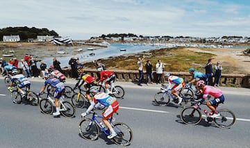 El pelotón durante la segunda etapa del Tour de Francia 2021. 