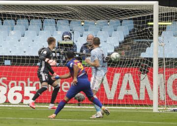 El delantero del Barcelona, Luis Suárez, marca de cabeza el 0-1 al Celta de Vigo.
