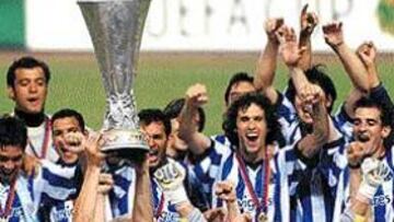 <b>COMIENZO DE LA FIESTA</B>. Los jugadores del Oporto levantan la Copa de la UEFA. Era el inicio de una noche larguísima en Sevilla.