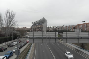 The Vicente Calderón from the Puente de San Isidro, with the M30 and Manzanares River. March 2020.