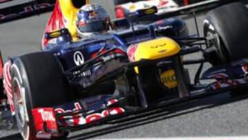 <b>TRABAJO POR DELANTE. </b>Webber rueda por delante de Alonso en una de las jornadas en Montmeló.