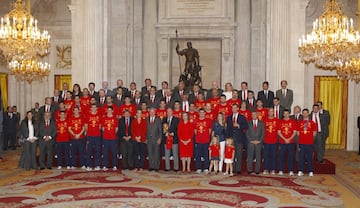 La Familia Real recibió a toda la expedición de la Federación española de Fútbol en el Palacio Real. Allí, Su Majestad el Rey Don Juan Carlos se dirigió a los campeones: “Sois un ejemplo de esfuerzo y espíritu de superación para las nuevas generaciones de nuestro país y representáis la capacidad que tiene España para lograr juntos los éxitos. Este equipo es digno de alabanza por haber sabido aglutinar a todos los españoles, además de proyectar el nombre de España en todo el mundo. Gracias campeones en nombre de toda España y de todos los españoles. Gracias por vuestro ejemplo y por vuestro espíritu. Viva la Selección española y viva España”, concluyó en su plática.