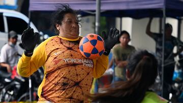 Guatemalan goalkeeper Alma Salazar, 57, stops a ball during a 5-a-side football match in the municipality of El Tejar, Chimaltenango Department, Guatemala, on August 20, 2022. - Salazar, whose spectacular saves earned her the nickname "flying granny", has been playing as a goalkeeper since the age of 19. (Photo by Johan ORDONEZ / AFP)
FOTO FINISH CONTRAPORTADA
PUBLICADA 25/08/22 NA MA32 5COL