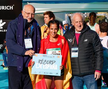 Majida Maayouf posa junto a Juan Roig con un cartel que le acredita como "recordwoman" de maratón en España.