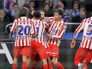A CORUÑA , 13/01/2026.- El delantero del Atlético de Madrid Antoine Griezmann (c) celebra junto a sus compañeros tras marcar el 0-1 durante el partido de octavos de final de la Copa del Rey entre el Deportivo y el Atlético de Madrid, este martes en el estadio de Riazor. EFE/ Cabalar