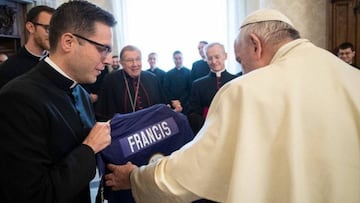 El Arzobispo de Baltimore, William Lori, entreg&aacute;ndole un jersey autografiado al Papa Francisco, v&iacute;a Instagram. Diciembre 04, 2019.