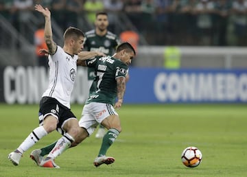 BRA56. SAO PAULO (BRASIL), 03/10/2018.- El jugador Dudu (d) de Palmeiras disputa un balón con Carlos Carmona (i) Colo Colo hoy, miércoles 3 de octubre de 2018, durante un partido de cuartos de final de la Copa Libertadores, en el estadio Allianz Parque de la ciudad de Sao Paulo (Brasil). EFE/Sebastião Moreira