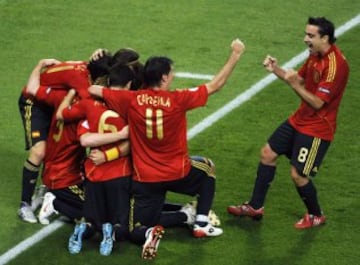 Celebración de Xavi junto a sus compañeros tras el gol de Torres en la final de la Eurocopa 2008.