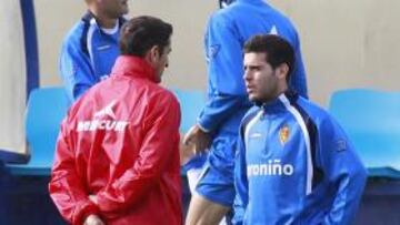 <b>PRIMERAS PRUEBAS. </b>Jiménez, en la foto hablando con Víctor Rodríguez, comenzó a perfilar su once para el domingo.