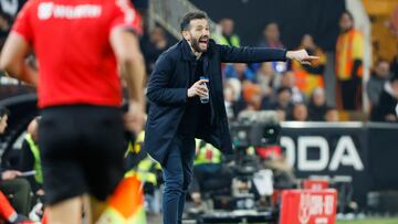 VALENCIA, 06/02/2025.- El entrenador del Valencia CF Carlos Corberán durante el partido de los cuartos de final de la Copa del Rey de fútbol que Valencia CF y FC Barcelona disputan este jueves en el estadio de Mestalla, en Valencia. EFE/Ana Escobar