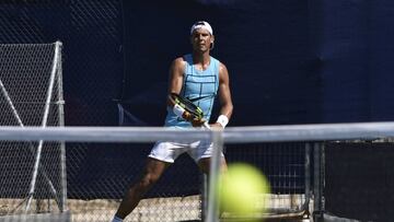 Rafa Nadal,durante el entrenamiento que realiz&oacute; hoy en las pistas de hierba del Mallorca Open en su adapataci&oacute;n a las pistas de hierba para competir en el torneo de Wimbledon.