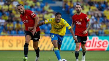 GRAFCAN5569. LAS PALMAS DE GRAN CANARIA, 12/08/2023.- El jugador de la UD Las Palmas Coco (c) y los jugadores del RCD Mallorca Muriqi (i) y Darder (d) durante el partido de la primera jornada de la Primera División que ambos equipos disputaron este sábado en el Estadio de Gran Canaria. EFE/ Elvira Urquijo A.