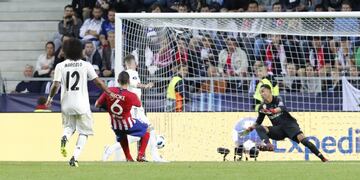 Koke pudo sacarse en Tall赤n la espina frente al Real Madrid de la dos derrotas de Champions. El Atl谷tico se impuso 2-4 al conjunto madridista. El 15 de agosto de 2018 el equipo del Cholo volvi車 a conquistar una Supercopa de Europa. Y con Koke en plan estelar, pues marc車 el 2-4, tanto que apuntillaba al eterno rival y le dada el t赤tulo al Atl谷tico. Oblak; Juanfran, Savic, God赤n, Lucas; Rodri (Vitolo, 70'), Sa迆l, Koke, Lemar (Thomas, 90'); Griezmann (Correa, 56') y Diego Costa (Gim谷nez, 108'). Diego Costa, en dos ocasiones, Sa迆l y Koke fueron los goleadores de un Atl谷tico que realiz車 un gran encuentro. Ante el Real Madrid tambi谷n gan車 una Supercopa de Espa?a.