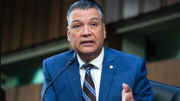 &iquest;Qui&eacute;n es Alex Padilla? El senador dem&oacute;crata de California podr&iacute;a obtener una victoria para la reforma migratoria en Estados Unidos. Aqu&iacute; los detalles.