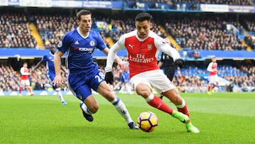 LONDON, ENGLAND - FEBRUARY 04:  Alexis Sanchez of Arsenal runs with the ball under pressure from Cesar Azpilicueta of Chelsea during the Premier League match between Chelsea and Arsenal at Stamford Bridge on February 4, 2017 in London, England.  (Photo by