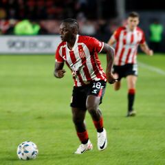 Edwuin Cetré, increpado por los rivales tras picar un penal