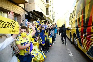 As赤 recibieron los seguidores al Villarreal a su llegada al estadio.