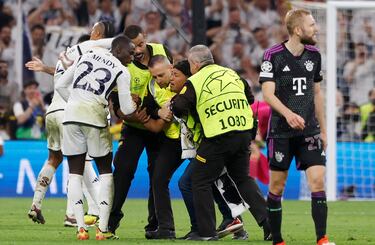 La seguridad de la organización se emplea a fondo tras saltar un espontáneo al césped del estadio Santiago Bernabéu.
