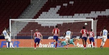 2-1. Joselu marcó de penalti el primer gol.