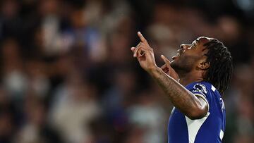 Raheem Sterling, jugador del Chelsea, celebra uno de sus dos goles ante el Luton Town.