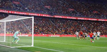 4-0. Mikel Oyarzabal no perdona desde los 11 metros. El delantero de la Real Sociedad lanza con la pierna izquierda y a su lado derecho para engañar a Svetoslav Vutsov.
