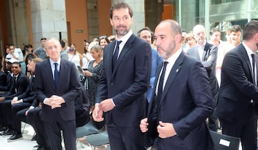 Florentino Pérez, Sergio Llull y Chus Mateo durante la recepción. 
 