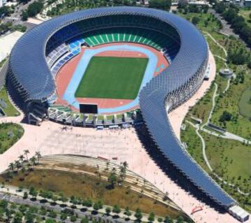 12 - El World Games Stadium de Kaohsiung en Taiwán se construyó en el año 2009 para ser utilizado como el estadio de atletismo y rugby de los Juegos Mundiales del año 2009. Tiene una forma en semi espiral y su parte exterior está cubierta con placas solares. Estas aportan la electricidad que necesita el complejo para funcionar y es el primer estadio del mundo que utiliza la energía fotovoltaica.