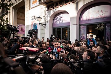 El presidente del Gobierno, Pedro Sánchez, atiende a los medios a su llegada a la capilla ardiente de la actriz Concha Velasco, en el Teatro de la Latina.