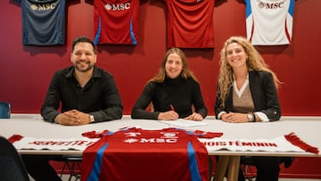 Enith Salón, nueva portera del Servette, posando junto a Marta Peiró, directora deportiva.