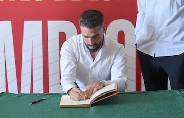 Dani Carvajal firma en el libro de visitas ilustres del Ayuntamiento de Boadilla del Monte.


