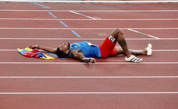 El colombiano se convirtió en el tercer atleta del país en ganar medalla en atletismo en unos Juegos Olímpicos. Es el primer hombre de Sudamérica en lograr un podio en os 400 metros. 