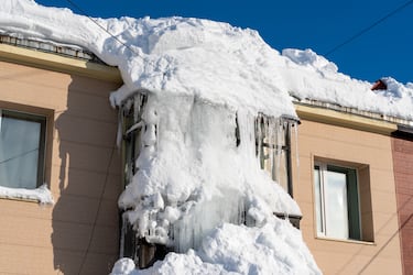 Los coches desaparecieron por completo bajo metros de nieve y el aeropuerto regional sufrió múltiples cancelaciones.