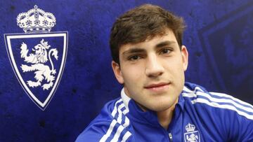El aragonés Iván Azón posa delante del escudo del Real Zaragoza.