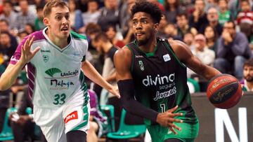 GRAF3786. BADALONA (BARCELONA), 08/12/18.- El jugador del Divina Seguros Joventut Shawn Dawson (d), frente al jugador del Unicaja Kyle Wiltjer (i), durante el partido de la jornada 11 de la Liga ACB que se ha disputado hoy en el municipal de Badalona. EFEAlejandro García