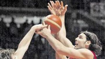 <b>CÓMODO. </b>Luis Scola no tuvo que emplearse a fondo ayer.